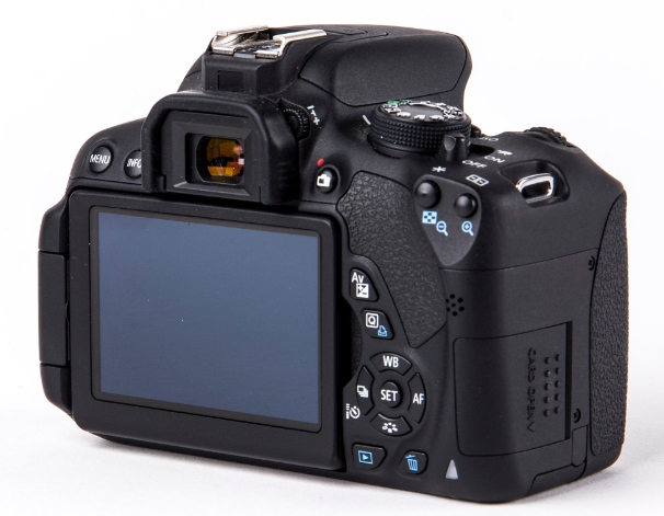   Canon EOS 700D Kit 18-55 DC III