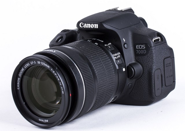   Canon EOS 700D Kit 18-135 IS STM