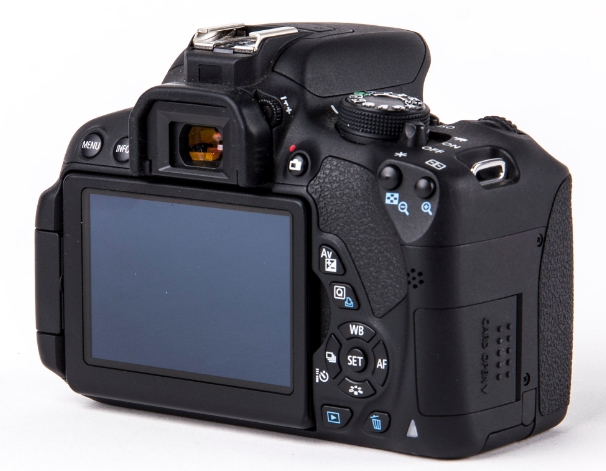   Canon EOS 700D Kit 18-135 IS STM